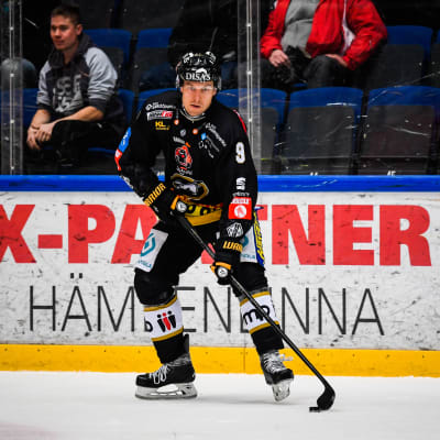 Niklas Hagman med pucken.