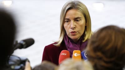EU:s utrikes Federica Mogherini pratar till pressen i Luxemburg 2016.