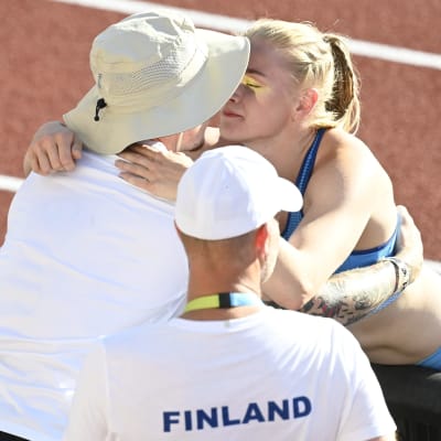 Wilma Murto antaa suukon avopuolisolleen Jaakko Linkoheimolle MM-finaalin jälkeen.