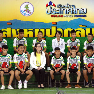 De räddade thailändska fotbollspojkarna under presskonferensen. 