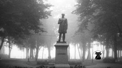 Staty av Runeberg i park