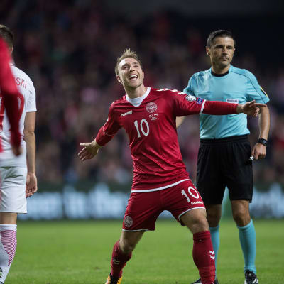 Christian Eriksen jublar på fotbollsplan.