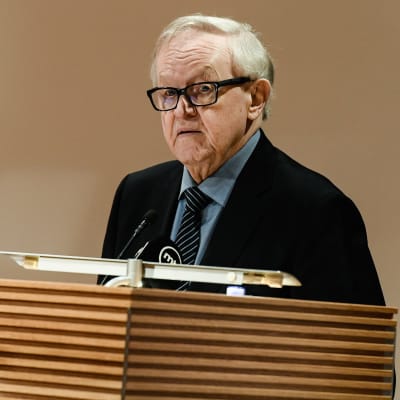 President Martti Ahtisaari bakom ett talarpodium.