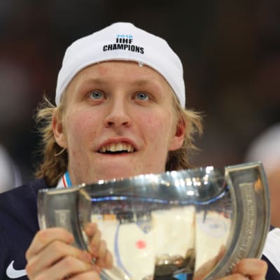 Patrik Laine lyfter JVM-bucklan.