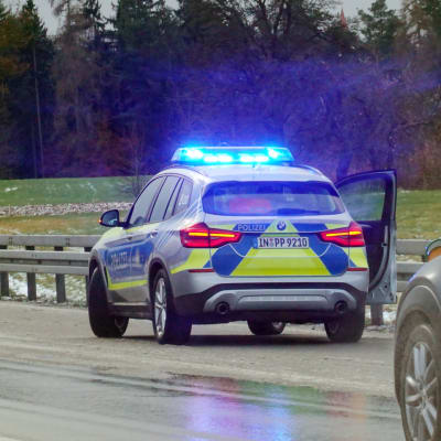 Poliisiauto pysähtyneenä tiellä.