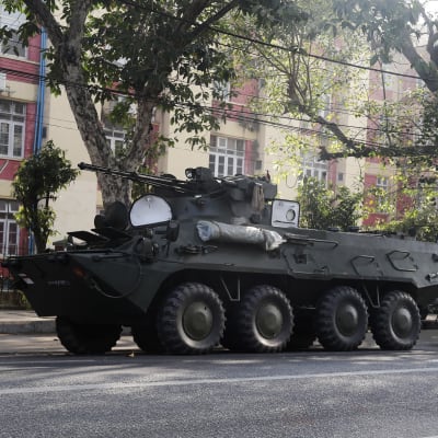 Bepansrade fordon och trupper utanför ett sjukhus i Rangoon, totograferade på måndag morgon 15.2.