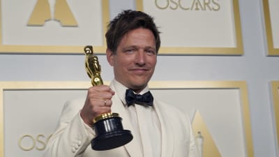 Thomas Vinterberg med en Oscarsstatyett i handen på Oscarsgalan 2021.