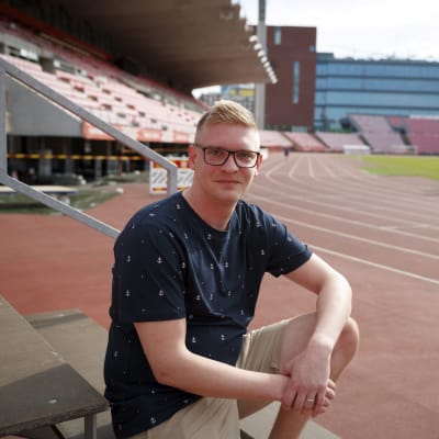 Jani Saarinen Ratinan stadionilla Tampereella 14. toukokuuta 2021. Saarinen vammautui saatuaan yleisurheilun hallikisoissa kiekosta päähänsä.