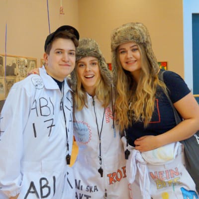 Abiturienterna Johannes öst, Vendla fagerudd och Emma Martin.