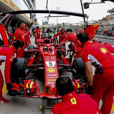 Mekaniker kring Ferraris formel 1-bil.
