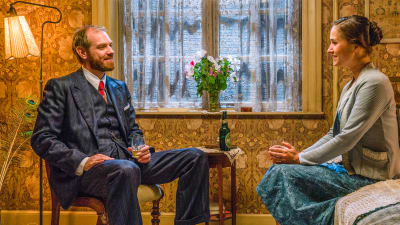 Morten och Fie ler mot varandra i dramaserien Badhotellet.