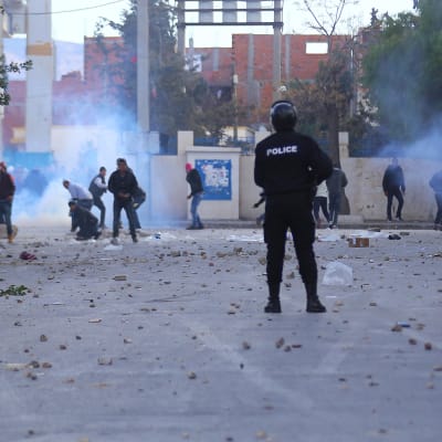 Polis och demonstranter drabbar samman i staden Kasserine, där protesterna började för knappt en vecka sedan