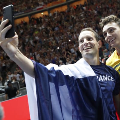 Renaud Lavillenie och Armand Duplantis tar selfie.