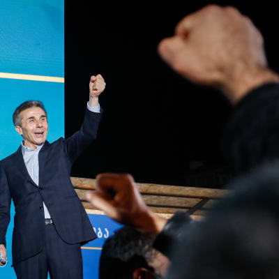Bidzina Ivanishvili nostaa kätensä pystyyn yleisön edessä