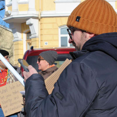 Demonstration mot kriget i Ukraina på torget i Ekenäs i Raseborg.