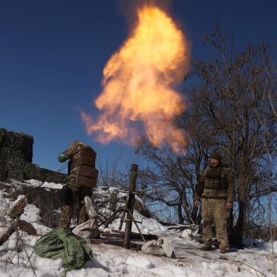 Ukrainan sotilaat ampuivat kranaatinheittimellä Venäjän asemaa kohti lähellä Bahmutia 20. helmikuuta.