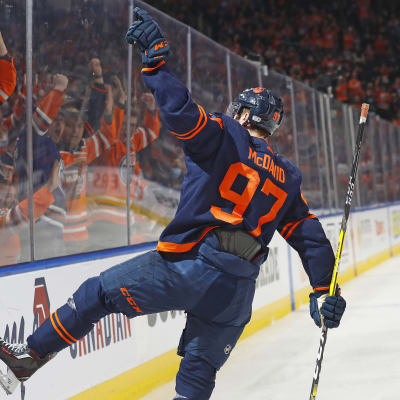 Connor McDavid firar mål.