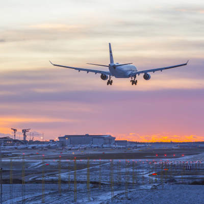 Finnairs Airbus-plan på väg att landa på Helsingfors-Vanda flygplats.