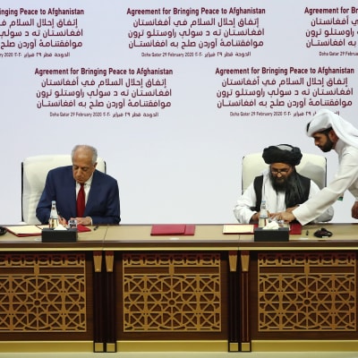 Avtal undertecknas mellan USA och talibanerna i Doha.