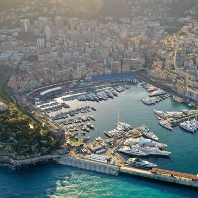 Flygbild på hamnen i Monaco.