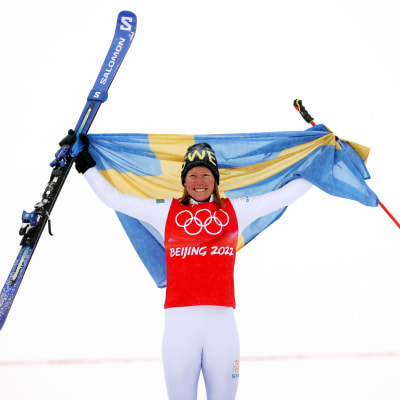 Sandra Näslund firar sitt OS-guld.