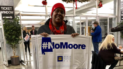 "No Moore" står det på skylten som volontärer delade ut i Alabama i slutet av kampanjen
