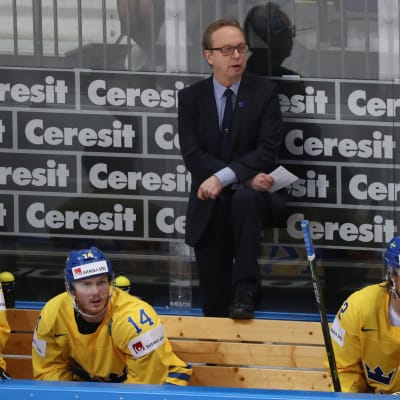 Sveriges chefstränare Pär Mårts står i avbytarbåset under en match i ishockey-VM 2016.