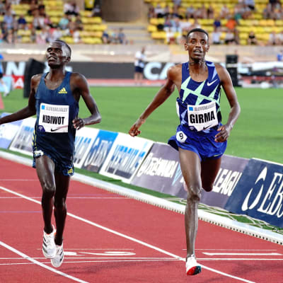 Lamecha Girma spurtar i mål före Abraham Kibiwot.