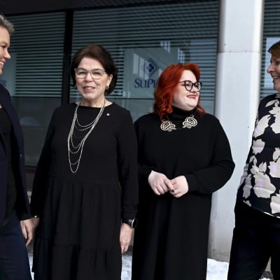 Anne Sainila-Vaarno, Silja Paavola, Millariikka Rytkönen och  Else-Mai Kirvesniemi står och pratar utomhus.