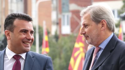 Makedoniens premiärminister Zoran Zaev (t.v.) välkomnar EU:s utvidgningskommissionär Johannes Hahn i Skopje.