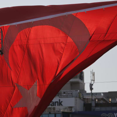 Turkiska flaggan vid Taksimtorget i Istanbul.