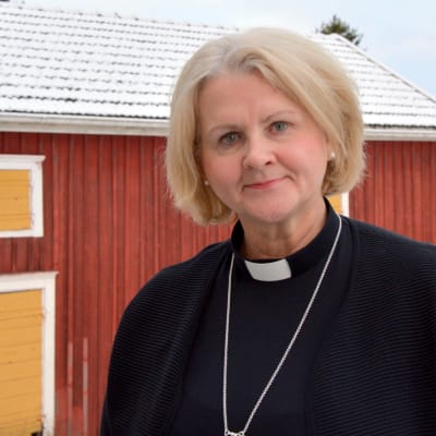Kyrkoherde Ann-Mari Audas-Willman vid prästgården i Solf.