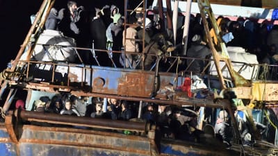 Enligt italienska myndigheter fanns det 487 människor ombord på den här rostiga fiskebåten som bogserades i hamn i Crotone, Kalabrien, tidigt på lördag morgon.