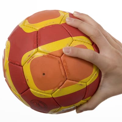 En hand håller i en handboll.