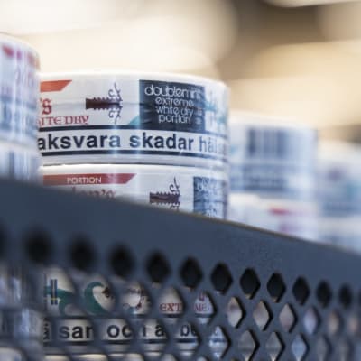 Snusdosor på hög i butikshyllan i Sverige. 