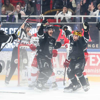TPS-spelare firar.