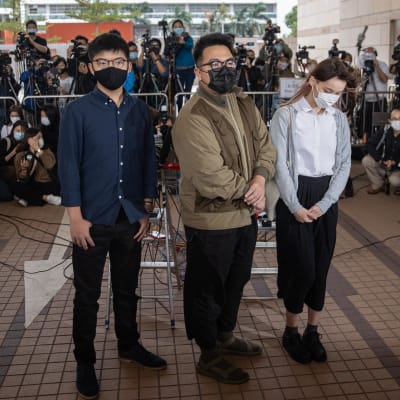 Joshua Wong, Ivan Lam och Agnes Chow anländer till rättegången 23.11.2020
