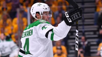 Miro Heiskanen firar i sin första NHL-slutspelsmatch i karriären.