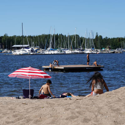 Människor ligger på strand i Vasa