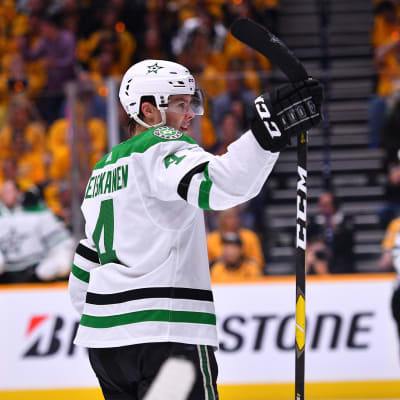Miro Heiskanen firar i sin första NHL-slutspelsmatch i karriären.