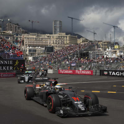 Fernando Alonso kör genom en kurva i Monaco