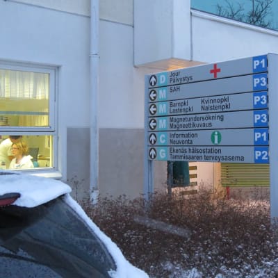 En skylt utanför Raseborgs sjukhus som visar bland annat var SAH finns plus flera andra avdelningar.