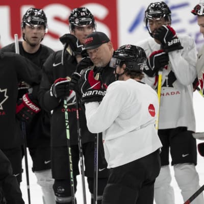 Kanadan päävalmentaja Andre Tourigny pelaajien ympäröimänä harjoituksissa jääkiekon MM-kisoissa 2023.
