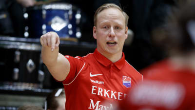 Ken Sirenius instruerar spelare.