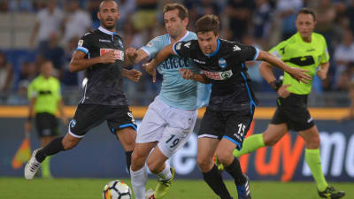 Sauli Väisänen kämpar om bollen mot Lazio.