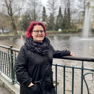 Tampereen kaupungin nuorisopalveluiden johtava koordinaattori Tiina-Liisa Vehkalahti Hotelli Tammerin puistossa.