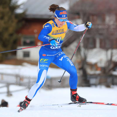 Krista Pärmäkoski hiihtää sprinttiä Val Müstarissa.