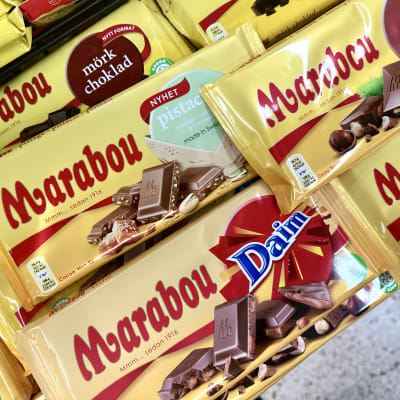 Marabous chokladkakor i en hylla: Daim, pistach och mörk choklad.