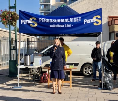 Riikka Purra på torgmöte i Torneå.