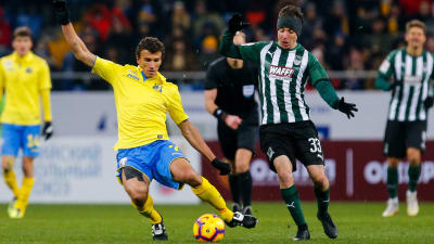 Roman Eremenko i en duell för sin ryska klubb Rostov.